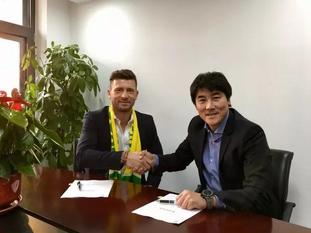 据意大利媒体Il Roma报道，国米已经向泽林斯基开出了四年合同。